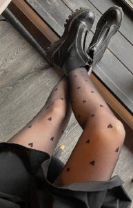 Co zrobić, żeby sukienka nie elektryzowała się do rajstop? 7 sprawdzonych sposobów