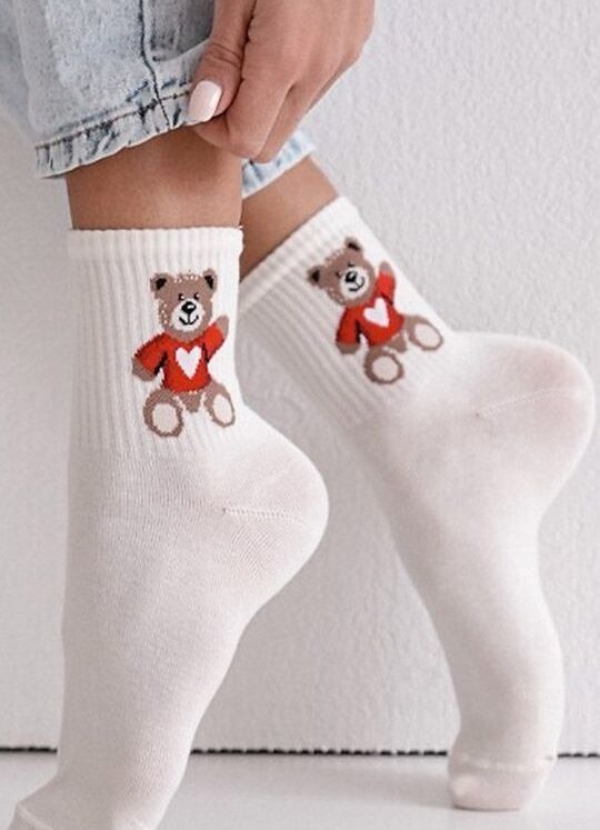 Jak doprać białe skarpety domowymi sposobami? Wskazówki